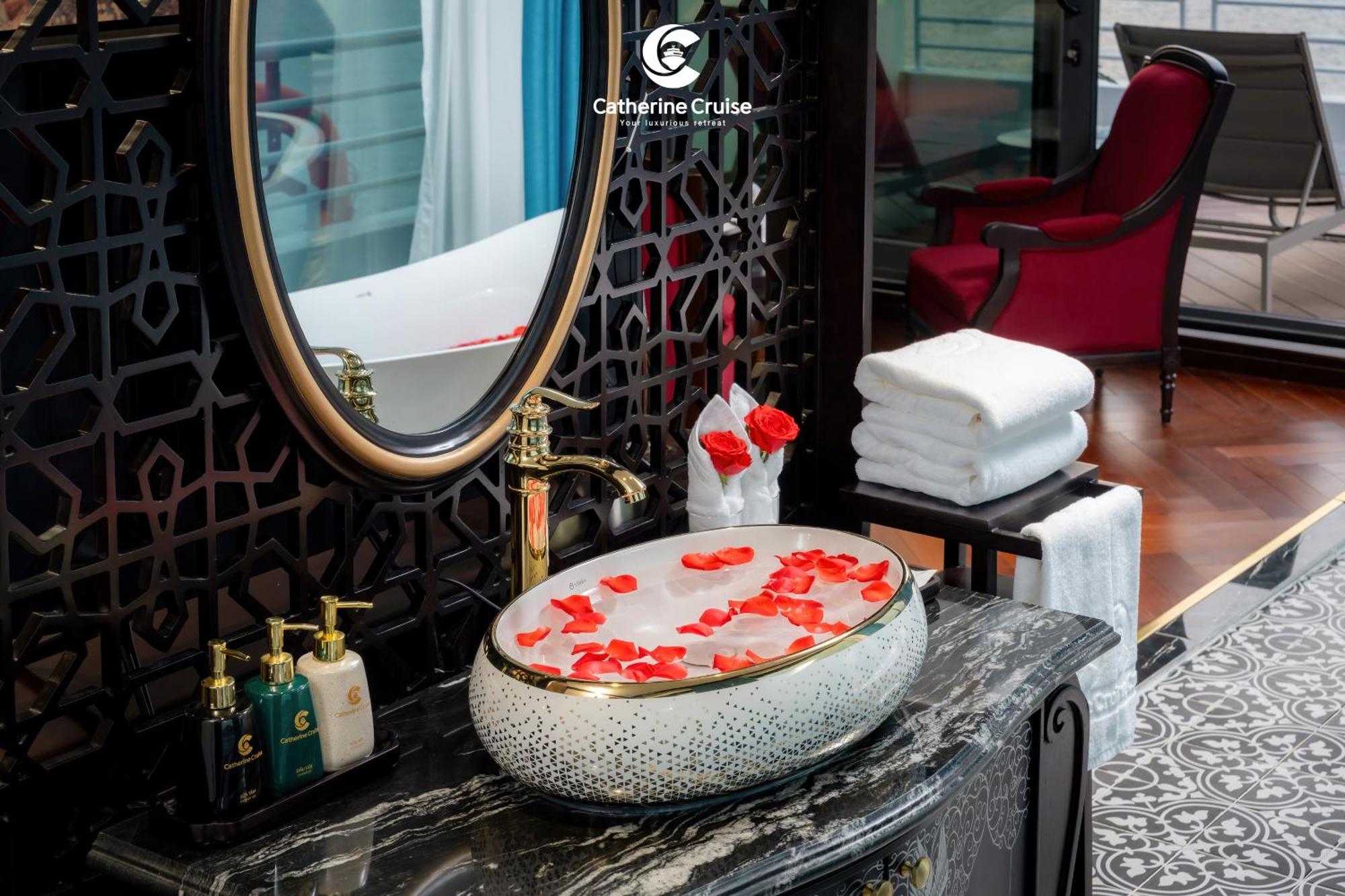 Catherine Cruises Ha Long Bay ภายนอก รูปภาพ